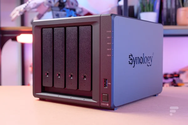 NAS Synology de la gamme neo+ présenté sur un fond épuré, illustrant le nouveau modèle économique face à la hausse des prix de la RAM