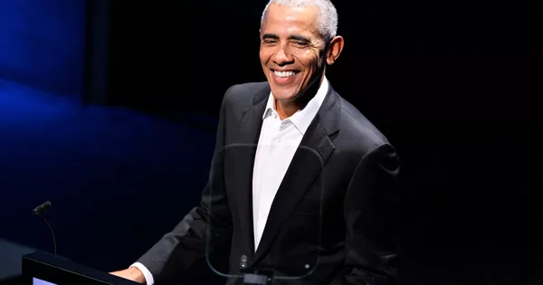 Barack Obama, ancien président des États-Unis, souriant lors d'une interview où il évoque les six livres qui ont façonné sa vision du monde, annonçant sa série de podcasts littéraires sur Audible.
