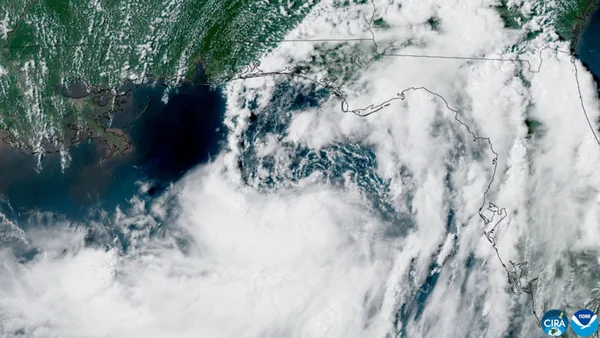 Image satellite de la tempête tropicale Bertha en formation dans l'est du golfe du Mexique, près de la Floride, montrant les bandes nuageuses du système cyclonique.