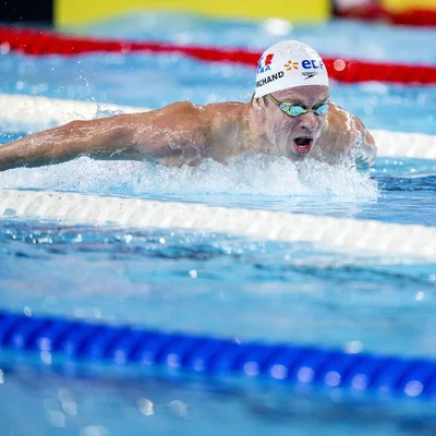 Léon Marchand, médaillé d'or sur le 200 m papillon, savoure son premier titre de champion d'Europe lors des Championnats d'Europe de natation.