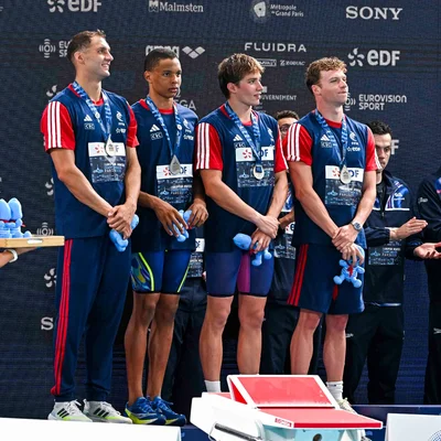 Léon Marchand et les relayeurs français de l'équipe de France célébrant leur médaille d'argent avec un chrono record sur le 4x200m nage libre aux Championnats d'Europe.