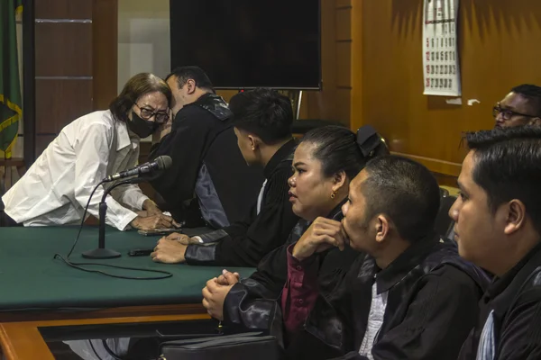 Une prévenue s'entretient avec ses avocats lors d'un procès pour trafic de bébés au tribunal de district de Bandung, dans l'ouest de Java, le 21 juillet 2026.
