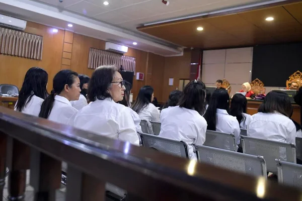 Lie Siu Luan, alias Lily/Popo, chef présumée du réseau de trafic de bébés, assiste à une audience au tribunal de district de Bandung, dans l'ouest de Java, le 7 avril.