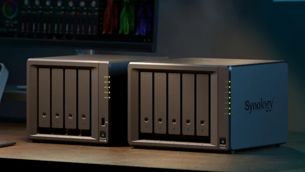 NAS Synology DiskStation neo+ présenté en gros plan, avec ses baies de disques et ses LED d'activité, illustrant la réduction de RAM et le prix plus abordable.