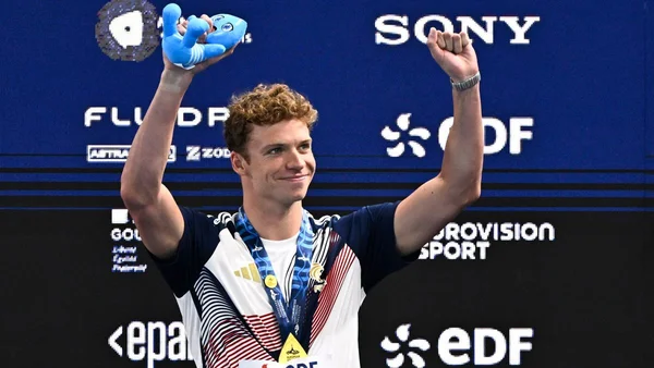 Léon Marchand célèbre son titre de champion d'Europe du 200 m papillon aux Championnats d'Europe de natation 2026, visiblement ému et triomphant.
