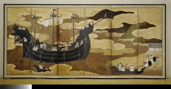 Écran pliant japonais représentant l'arrivée d'un navire portugais à plusieurs mâts avec de nombreux personnages à bord, sur fond de feuille d'or avec des nuages stylisés et un petit bateau en premier plan
