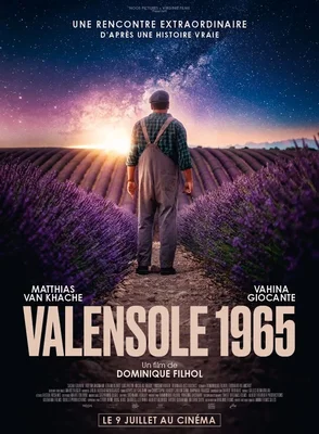 Affiche du film 'Valensole 1965' montrant un homme en salopette dans un champ de lavande sous un ciel étoilé, évoquant l'affaire de Valensole et les observations d'OVNI en France