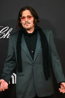 Johnny Depp en costume sombre lors du tapis rouge du Festival international du film de la mer Rouge 2025