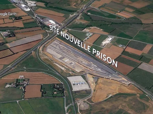 Image satellite Google Earth montrant le chantier de la nouvelle prison de Nîmes dans un environnement rural avec des champs agricoles