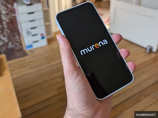 Smartphone Fairphone 6 affichant le système d'exploitation /e/OS, illustrant une alternative à Google pour une vie privée et durable.