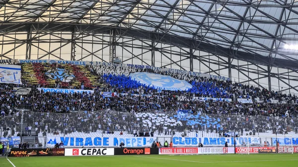 Tifo immense des supporters de l'OM au stade Vélodrome lors de leur retour après une longue absence