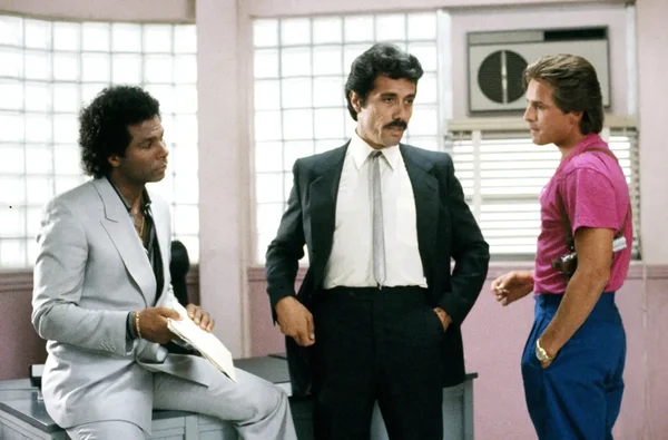 Scène du film 'Scarface' montrant Al Pacino, Steven Bauer et Robert Loggia dans un bureau