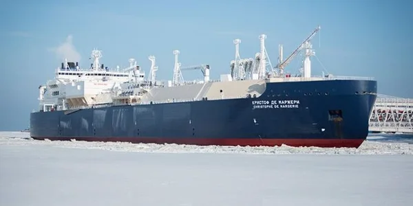 Le méthanier Christophe de Margerie naviguant sur la route maritime du Nord, illustration d'un navire du type concerné par l'entretien controversé en chantier naval.