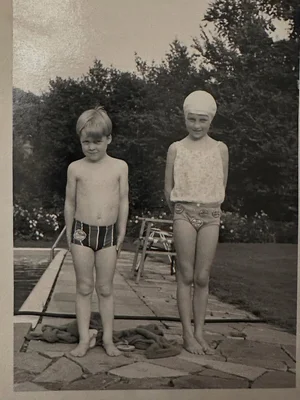 Charles Spencer et la princesse Diana, de jeunes frère et sœur, posant pour une photo dans leur maison d'enfance sur l'estate de Sandringham.