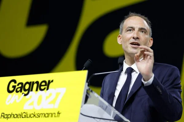 Raphaël Glucksmann lors d'un meeting politique à Aubervilliers pour le lancement de sa campagne présidentielle 2027, appelant à 'ramener la gauche au pouvoir'