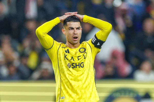 Cristiano Ronaldo en maillot jaune d'Al-Nassr, la tête entre les mains en signe de frustration pendant un match