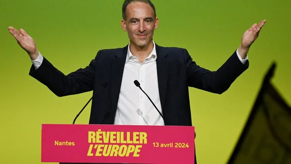Raphaël Glucksmann lors de son discours de Strasbourg pour les élections européennes 2024, présentant un projet axé sur l'écologie, la défense et la solidarité