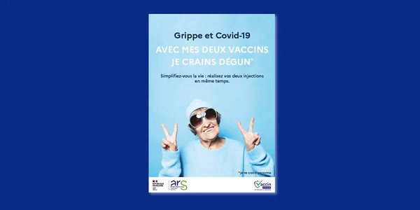 Affiche de la campagne de vaccination française contre la grippe et le COVID-19 montrant une femme âgée avec lunettes de soleil et béret, faisant le signe de la victoire