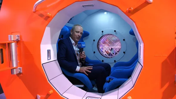 Visiteurs interagissant avec des installations et des écrans lors du salon VivaTech 2026, mettant en avant les innovations dans le domaine de l'intelligence artificielle.