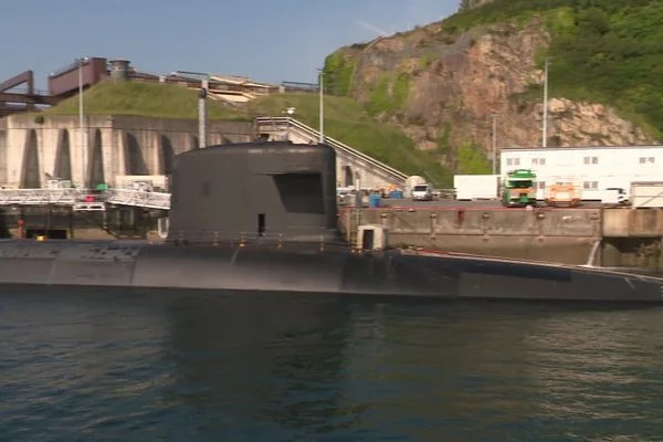 Le sous-marin nucléaire lanceur d'engins 'Triomphant' en cours de révision à la base navale de l'Île-Longue dans le Finistère.