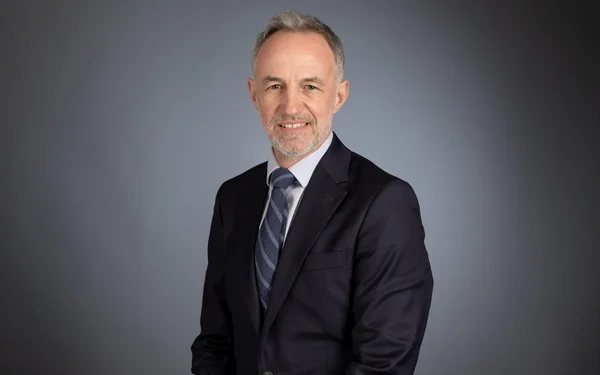 Emmanuel Grégoire, adjoint au maire de Paris chargé de la Planification urbaine, du Logement et du Sport, lors d'un événement officiel.