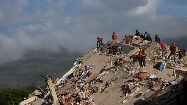 Des équipes de secours européennes en tenue opérationnelle arrivant au Venezuela pour une mission désespérée de recherche de survivants après les séismes.