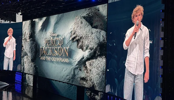 Walker Scobell présentant la bande-annonce de la saison 3 de Percy Jackson lors de l'événement D23
