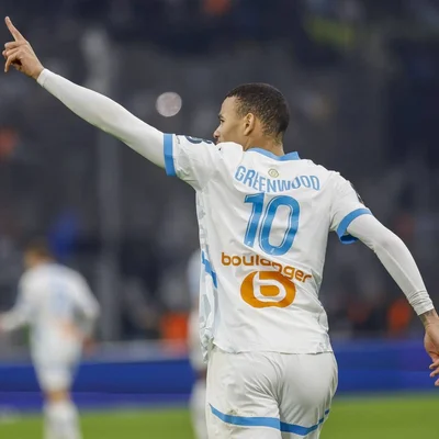 Mason Greenwood saluant les supporters de l'OM sur la pelouse du Vélodrome lors de ses adieux