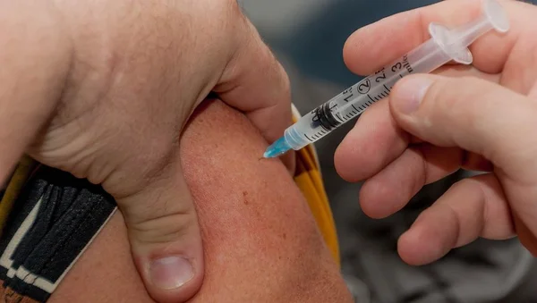 Article sur la vaccination contre le Covid-19, questionnant si l'administration des rappels dans le même bras améliore la réponse immunitaire