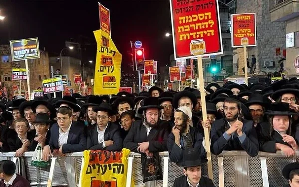Des ultra-orthodoxes (Haredim) manifestent contre la conscription militaire à Jérusalem le 6 janvier 2026.