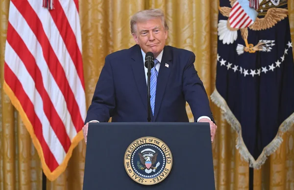 Donald Trump depuis la Maison-Blanche durcissant ses attaques contre les élections américaines