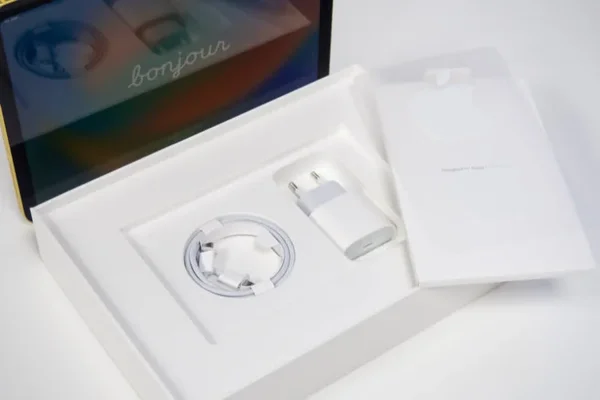 Emballage d'un iPad montrant qu'aucun chargeur n'est inclus, en application de la directive européenne sur le chargeur universel USB-C pour l'efficacité et la durabilité.