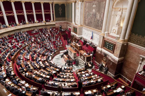 Affichage de l'ordre du jour de la séance à l'Assemblée nationale française, indiquant les points à débattre lors de la session parlementaire.