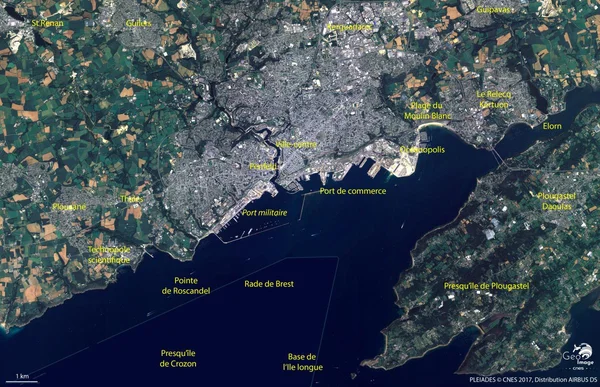 Vue satellite de la ville de Brest et de la Rade de Brest avec des installations militaires et portuaires étiquetées, montrant l'agglomération et son environnement côtier