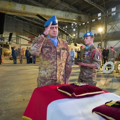 Le commandant de la FINUL rendant hommage au soldat français Florian Montorio lors de la cérémonie de rapatriement de son corps, en présence d'un autre soldat portant un plateau de médailles