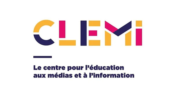 Logo du CLEMI, Centre de liaison de l'enseignement et des médias d'information, avec des lettres géométriques colorées