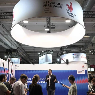 Le stand France à la salon VivaTech, montrant des entreprises et technologies européennes lors d'une discussion sur la réduction de la dépendance de l'Europe envers les États-Unis dans le domaine de l'intelligence artificielle.