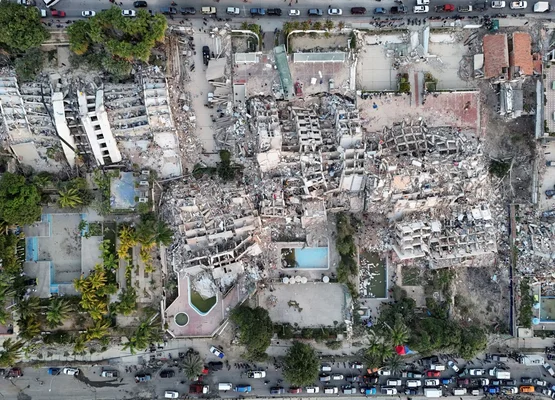 Vue de drone montrant des bâtiments détruits par des séismes à La Guaira, Venezuela, le 26 juin