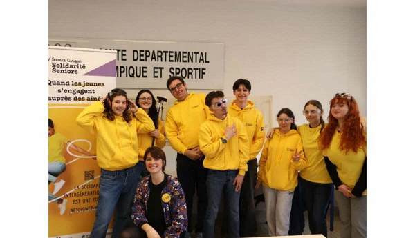 Des jeunes volontaires en service civique à Privas participant à des activités pour lutter contre l'isolement des seniors