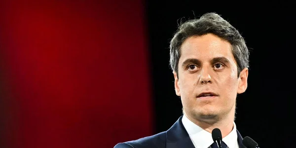 Gabriel Attal, Premier ministre français, présentant lors d'une conférence de presse un plan France 2040 pour l'intelligence artificielle et l'innovation d'un montant de 200 milliards d'euros.