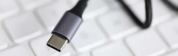 Câble USB-C universel pour appareils électroniques tel que présenté par MediaMarkt, illustrant la technologie de charge