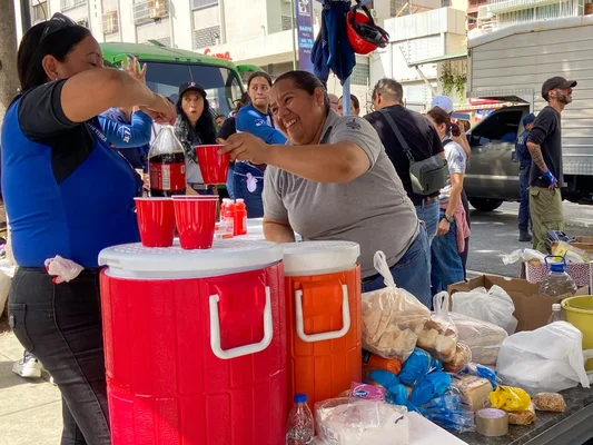 Des Venezuelains solidaires se prêtant main-forte dans les zones sinistrées après les séismes, illustrant l'extraordinaire mobilisation communautaire.