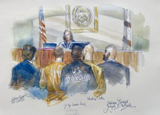 Esquisse de tribunal montrant un juge présidant une audience avec plusieurs personnes au premier plan, dont un agent portant une veste étiquetée 'U.S. MARSHAL'