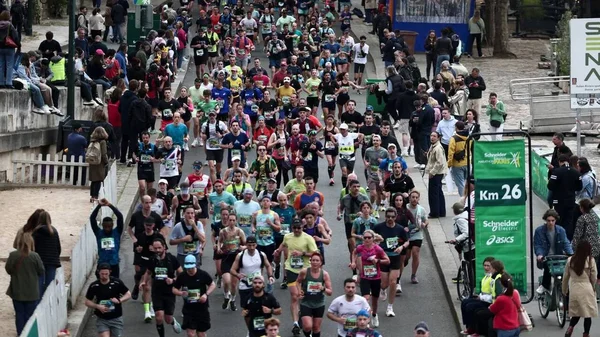 Coureurs lors du Marathon de Paris avec la foule en arrière-plan