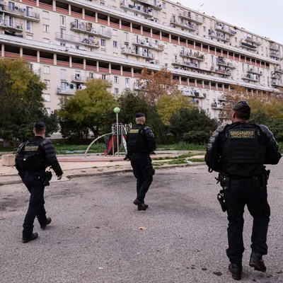 Opération de police anti-narcotrafic à Marseille, avec des véhicules et des agents contrôlant près de 5 000 personnes en une journée.