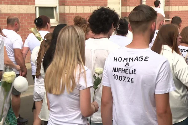 Marche blanche en hommage à Auphélie, jeune femme de 17 ans, rassemblant plus de 200 personnes dans le Nord en mémoire de la victoire des Bleus.