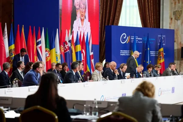 Les statuts du Tribunal spécial pour le crime d'agression contre l'Ukraine (STCA) adoptés par le Conseil de l'Europe, montrant le comité des ministres en session.