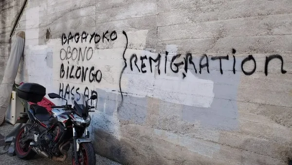 Des inscriptions racistes ou injurieuses visibles sur des murs à Bagnères de Bigorre en Hautes-Pyrénées, illustrant les actes intolérables rapportés.