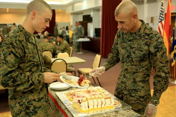 Marines américains de la force de réaction de crise célébrant le 238e anniversaire du Corps des Marines à la base aérienne de Morón, en Espagne, illustrant la présence de troupes américaines dans le pays.