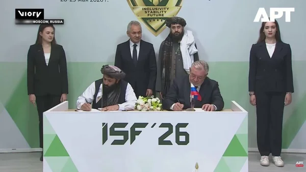 Représentants russes et talibans signant un accord de coopération militaire lors d'une cérémonie à Moscou